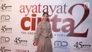 Aktris asal Malaysia, Nur Fazura berpose untuk difoto saat menghadiri gala premiere film Ayat Ayat Cinta 2 di Jakarta, Kamis (07/12). (Liputan6.com/Herman Zakharia)