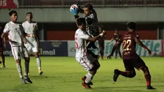 Andritany Ardhiyasa menjadi penjaga gawang Persija Jakarta sejak berusia 19 tahun atau pada 2010. Andritany sudah mengoleksi 150 penampilan bersama Persija. Penampilan apiknya di bawah mistar gawang Persija juga yang mengantarkannya ke Timnas Indonesia. (Foto: Bola.com/Ikhwan Yanuar)