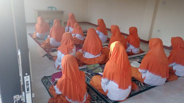 Nampak belasan siswa SD tengah menghafal ayat susci alquran dalam salah satu mata pelajaran yang diberikan di pesantren Tahfiz Al-Zamani, di kecamatan Tarogong Kidul, Garut