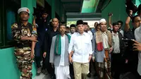 Hatta Radjasa melanjutkan blusukannya ke Pesantren Al Mubarok, Serang, Banten (Liputan6/Johan Tallo) 