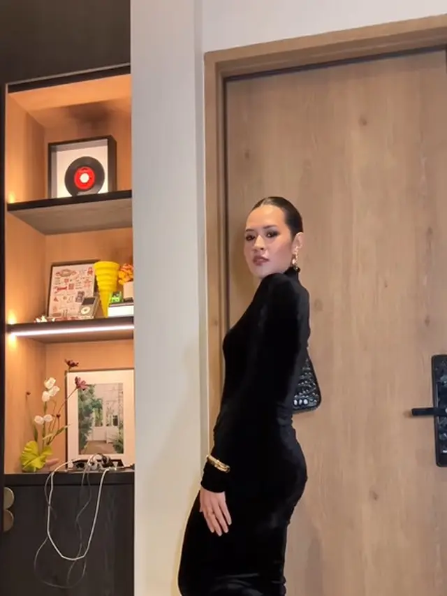 Raisa dengan Gaun Beludru