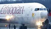 Pesawat maskapai Ethiopian Airlines dibajak sekelompok orang (The Guardian).