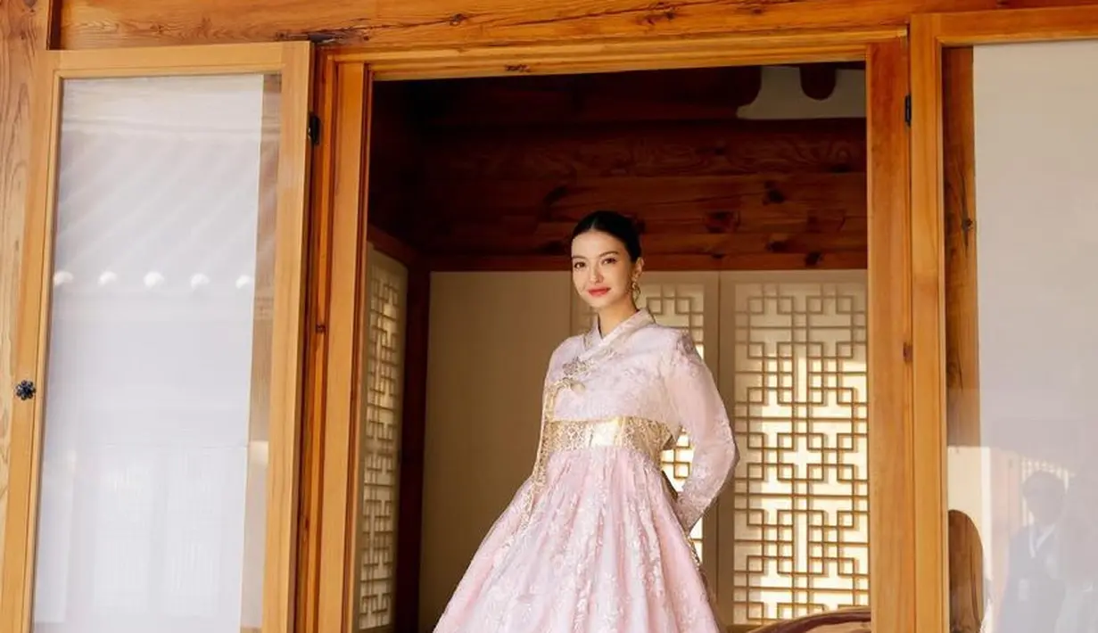 Berada di Hanok House, Raline Shah tampil bak bangsawan Korea Selatan dengan mengenakan hanbok. Tampilannya pun begitu menawan. [@bysrahyoon/@ralineshah]