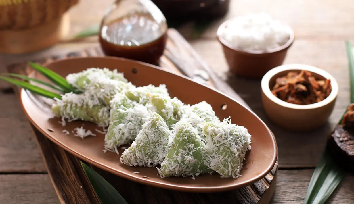 Kue yang satu ini juga banyak penggemarnya, lupis memiliki bentuk segitiga dan terbuat dari beras ketan. Kue lupis disantap dengan baluran kelapa parut dan saus gula merah. Kue lupis juga bisa dinimati bersama kue lainnya, seperti serabi, cenil dan ketan. (Shutterstock.com/ Ika Rahma H)