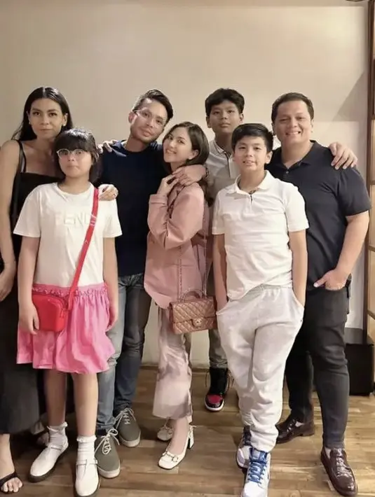 Blazer tersebut dipadukan dress bodycon warna pink kehitaman. Dipadukan tas Chanel dan heels putihnya. [@jesicamila03]