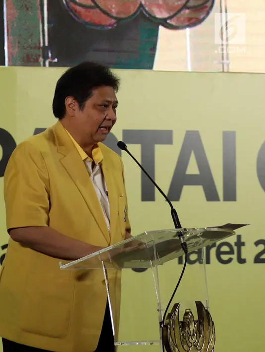 Ketua Umum Partai Golkar Airlangga Hartarto membarikan sambutan sekaligus membuka Rakernas Partai Golkar di Jakarta, Kamis (22/3). Rakernas Partai Golkar akan berlangsung pada 22-23 Maret 2018. (Liputan6.com/JohanTallo)