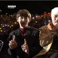 Bikin heboh, Seungri BigBang dan Sehun EXO saling berpangku dan berpelukan saat tampil di MAMA 2015.