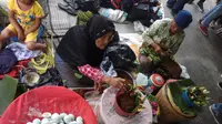 Penjual telur asin dan daun sirih memadati pelataran Masjid Agung saat prosesi Sekaten berlangsung (Liputan6.com / Nefri Inge)