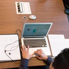 Peralihan dari suasana libur ke rutinitas kantor dapat terasa menantang. Dengan strategi yang tepat, proses adaptasi bisa berjalan lebih nyaman dan produktif. (Foto/Dok: Pexels)