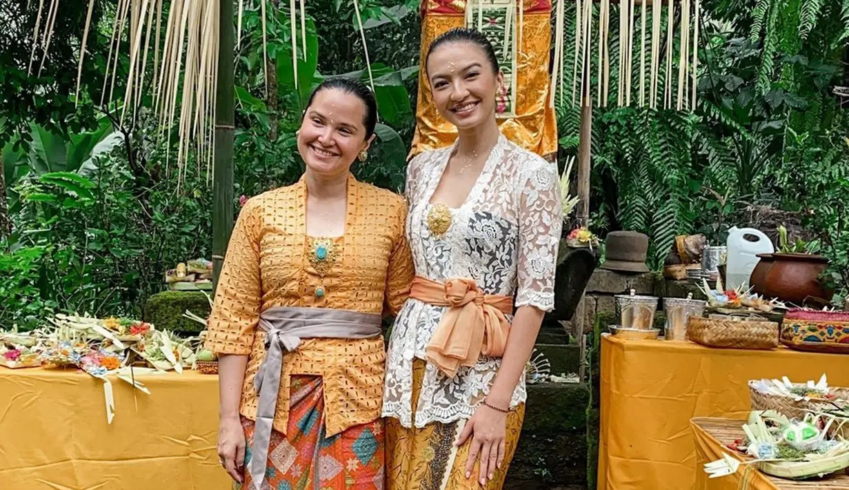 Kebaya Bali juga sangat pas dikenakan oleh Raline Shah. Pemeran Riani di film 5 cm ini berhasil membuat publik terkesan dengan penampilannya ini. Wajar saja jika netizen memuji penampilan Raline saat memakai kebaya dengan menyebutnya menawan. (Liputan6.com/IG/@ralineshah)