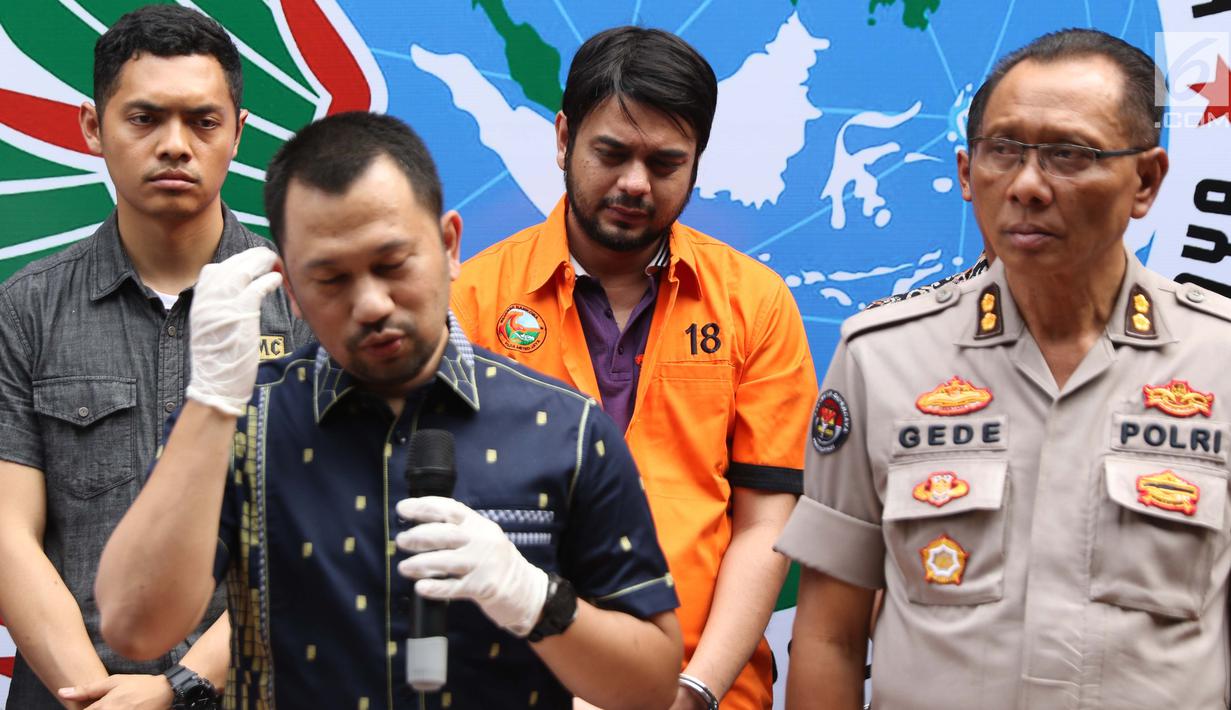 Pesinetron Rio Reifan (ketiga kiri) bersama petugas Direktorat Reserse Narkoba Polda Metro Jaya saat rilis, Jakarta, Jumat (16/8/2019). Rio Reifan ditangkap polisi di sebuah SPBU di Cibubur setelah membeli paket sabu seharga Rp 350 ribu. (Liputan6.com/Helmi Fithriansyah)
