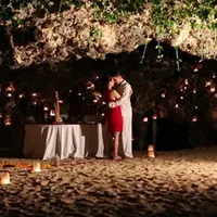 Pasangan yang telah resmi menikah pada 1 Oktober 2015 lalu ini sedang menikmati momen bulan madu mereka di Bali. Potret penuh cinta kerap diunggah oleh Glenn Alinskie dan Chelsea Olivia di akun instagram mereka. (via instagram/@chelseaoliviaa)