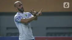 Gelandang Persib Bandung, M. Rashid merayakan gol kedua timnya ke gawang Persita Tangerang saat laga pekan kedua BRI Liga 1 2021/2022 di Stadion Wibawa Mukti, Cikarang, Sabtu (11/09/2021).  Persib Bandung menang atas Persita Tangerang dengan skor 2-1. (Bola.com/Bagaskara Lazuardi)
