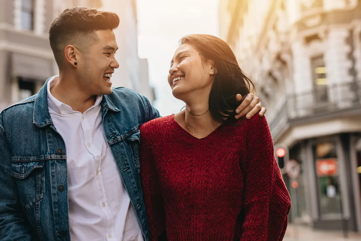 perempuan dan pasangan bahagia berdua