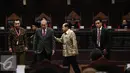 Pakar hukum Tata Negara Profesor Yusril Ihza Mahendra (kanan) dan Profesor Natabaya (kedua kanan) usai diambil sumpah pada sidang ke-4 di Mahkamah Konstitusi, Jakarta, Selasa (14/6). (Liputan6.com/Faizal Fanani)