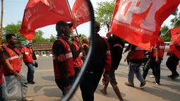 Ratusan buruh saat melintasi jalan Pemuda menuju Tugu Proklamasi, Jakarta, Jumat (20/11/2015). Aksi ini kelanjutan dari aksi jalan kaki Bandung-Jakarta untuk menolak PP 78 th 2015 tentang pengupahan. (Liputan6.com/Helmi Fithriansyah)