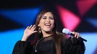 Ayu Ting Ting membuka Konser Raya 22 Tahun Indosiar dengan lagu Sambalado. Ibu satu anak itu terlihat cantik dengan gaun yang dikenakan. (Adrian Putra/Bintang.com)