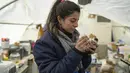 Petek Nur Sezer, sukarelawan untuk LSM lokal Haytap, memberi makan anak kucing di Antakya, selatan Turki, di mana banyak hewan terperangkap di reruntuhan setelah gempa 6 Februari, pada 18 Februari 2023. Gempa tersebut menyebabkan kerusakan luas di Turki selatan dan Suriah utara dan telah menewaskan lebih dari 40.000 orang (AFP/Yasin Akgul)