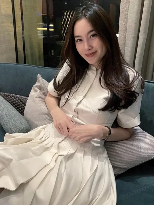 Mengenakan mini dress, Nong tampak elegan dengan wajah yang hanya dipulas lipstik memamerkan lesung pipinya. @poydtreechada.