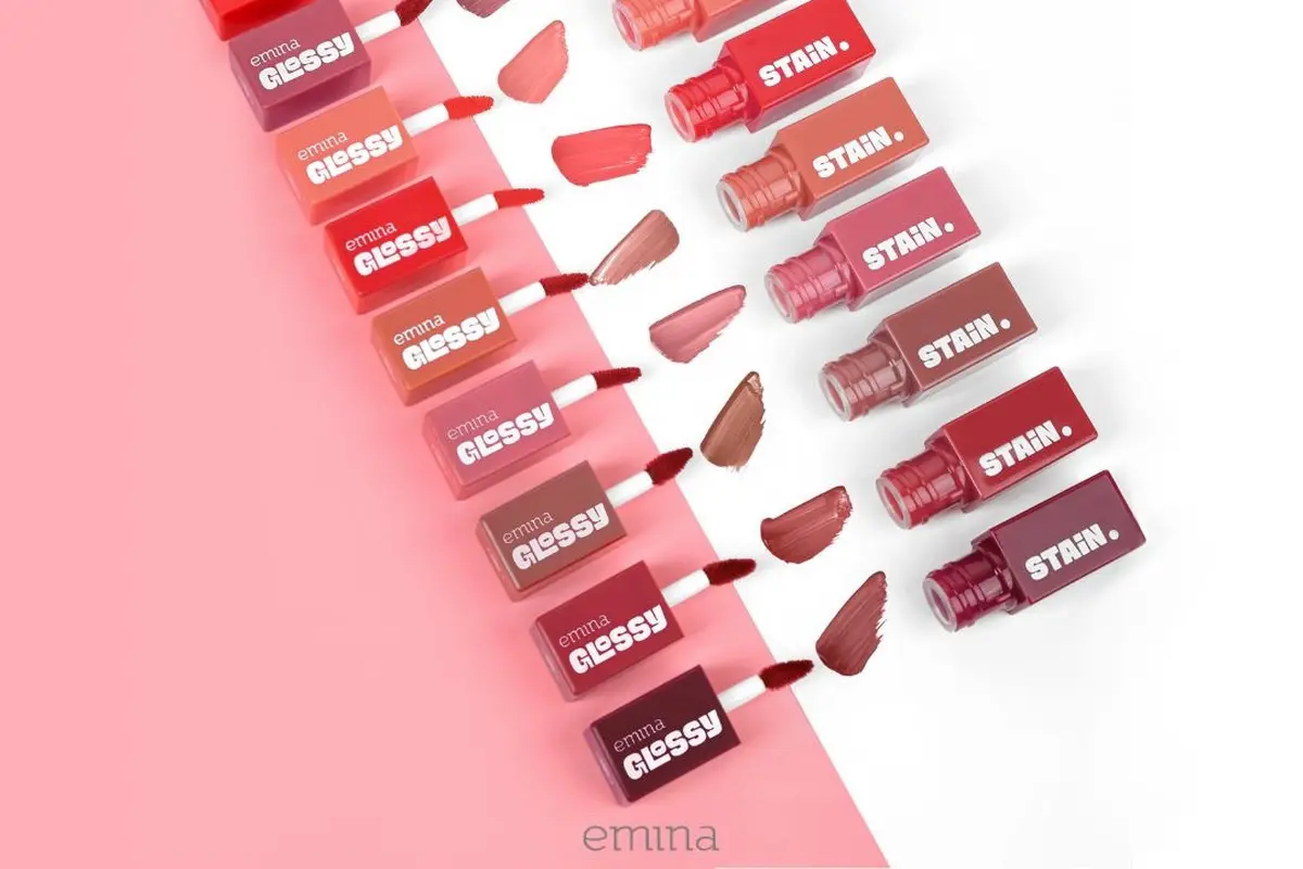 Emina kembali mengeluarkan sepuluh pilihan warna baru pada produk Glossy Stain yang diformulasikan dengan teknologi Holding Hydration untuk Bibir Sehat dan Segar Seharian.