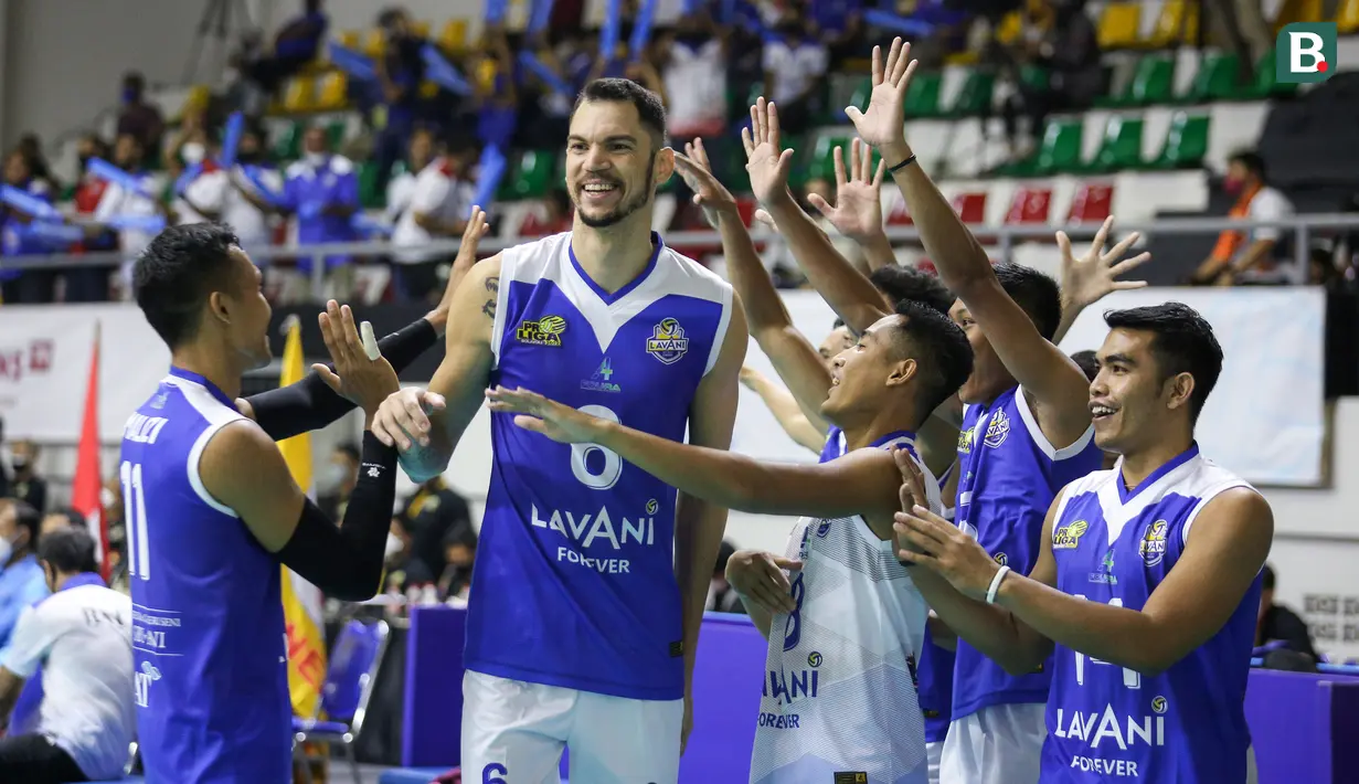 Pemain Bogor LavAni, Leandro Martins Da Silva dkk melakukan selebrasi usai timnya mencetak poin saat menghadapi Surabaya Bhayangkara Samator dalam laga Grand Final PLN Mobile Proliga 2022 di Padepokan Voli Jenderal Polisi Kunarto, Sentul, Minggu (27/03/2022). (Bola.com/Bagaskara Lazuardi)