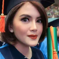 Pemain sinetron Kepompong Tania Putri tampil cantik saat wisuda S2 (Instagram/@taniaputri707)