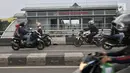 Pengendara sepeda motor melawan arah di jalan layang atau flyover Buaran, Jakarta, Kamis (29/11). Nekatnya pengendara motor tersebut dapat membahayakan keselamatan pengguna jalan lain sekaligus mengancam nyawa mereka sendiri. (Merdeka.com/Iqbal S Nugroho)