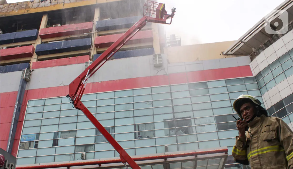 Personel pemadam memantau proses pendinginan Plaza Glodok di Tamansari, Jakarta Barat, Kamis (16/1/2025). (Magang/Liputan6.com/Muhammad Rizal)