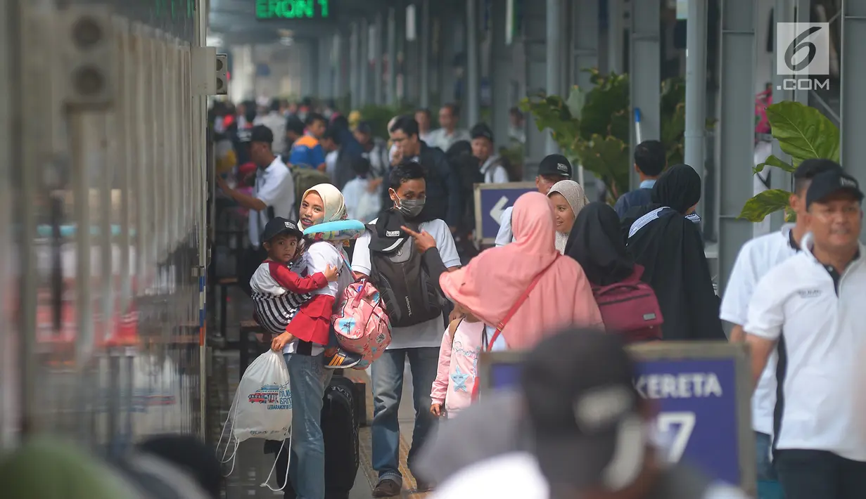 Calon pemudik bersiap menaiki kereta di Stasiun Senen, Jakarta, Jumat (8/6). Berdasarkan data yang dihimpun humas Stasiun Pasar Senen, jumlah keberangkatan penumpang sampai hari ini mencapai 24.922 ribu. (Merdeka.com/Imam Buhori)