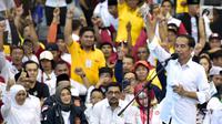 Capres nomor urut 01 Joko Widodo atau Jokowi menunjukkan sejumlah kartu saat kampanye di Probolinggo, Jawa Timur, Rabu (10/4). Jokowi optimis akan menang besar di Probolinggo pada Pilpres 2019. (Liputan6.com/Pool/Media Jokowi-Amin)