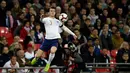 Bek Inggris, Ben Chilwell berusaha mengontrol bola selama pertandingan melawan Republik Ceko pada grup A babak kualifikasi Euro 2020 di stadion Wembley di London (22/3). Inggris menang telak atas Ceko 5-0. (AP Photo/Tim Irlandia)
