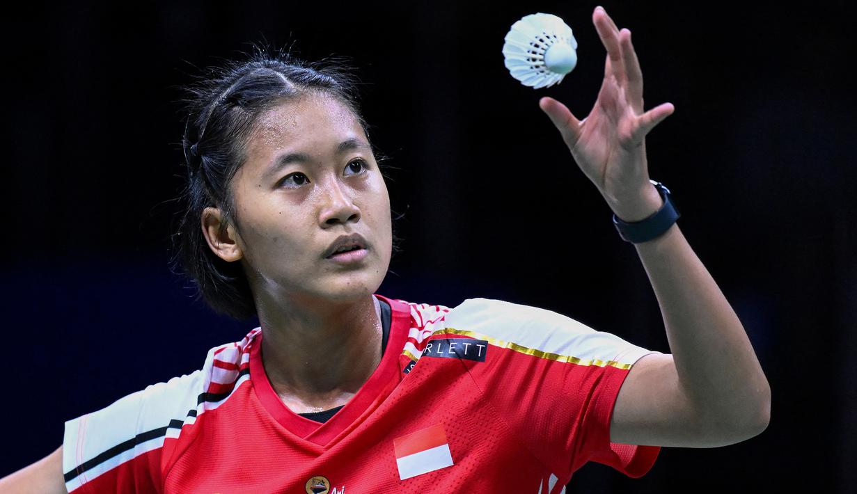 Pemain tunggal putri Indonesia, Putri Kusuma Wardani saat menghadapi wakil Thailand, Pornpawee Chochuwong pada laga Grup B Kejuaraan Bulu Tangkis beregu campuran Piala Sudirman 2023 di Suzhou Olympic Center, China, Kamis (18/5/2023). Beban berat dipikul Putri Kusuma Wardani yang diturunkan di partai ketiga nomor tunggal putri menghadapi wakil Thailand, Pornpawee Chochuwong. (AFP/Wang Zhao)