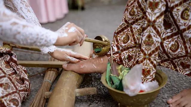 membasuh kaki prosesi pernikahan adat Jawa