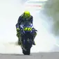 Sepeda motor Yamaha YZR M1 tunggangan Valentino Rossi berasap di GP Mugello, Italia. Ia pun harus rela tak finish. 