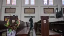 Sebagai informasi, kegiatan ini juga menjadi bagian pelaksanaan Operasi Lilin Semeru 2025 yakni pengamanan Nataru. Tampak dalam foto, personel dari unit Gegana dan Jihandak Brimob Polda Jawa Timur melakukan pemeriksaan di dalam area Gereja Katedral Hati Kudus Yesus, atau yang dikenal secara lokal sebagai gereja "Hati Kudus Yesus", Surabaya, pada Rabu 24 Desember 2025. (JUNI KRISWANTO/AFP)