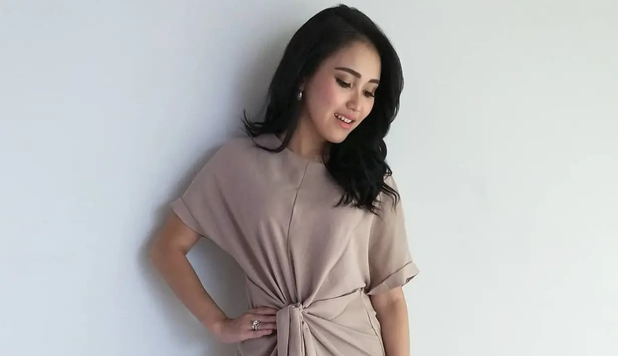 Kabar kedekatan Ayu Ting Ting dan Raffi Ahmad sempat menjadi pusat perhatian publik. Tak ayal, ia pun kerap mendapat komentar pedas dari warganet. Ia menuangkan kekesalannya melalui caption pada postingannya. (Foto: instagram.com/ayutingting92)