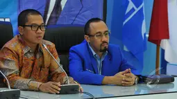 Ketua Panitia Rakernas, Yandri Susanto (kiri) memberikan keterangan pers terkait persiapan Rakernas I dan pelantikan pengurus PAN Zulkifli Hasan di Ruang FPAN Gedung Nusantara I, Jakarta, Senin (4/5/2015). (Liputan6.com/Andrian M Tunay)
