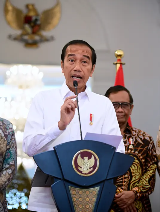 Presiden Joko Widodo didampingi Ketua Dewan Pengarah Tim Penyelesaian Non-Yudisial Pelanggaran HAM Berat Masa Lalu memberikan keterangan terkait pelanggaran HAM masa lalu di Istana Merdeka, Jakarta, Rabu (11/1/2023). Pemerintah Indonesia mengakui terjadinya 12 pelanggaran HAM berat di masa lalu dan akan memulihkan hak-hak korban secara adil dan bijaksana tanpa menegasikan penyelesaian yudisial. (FOTO: Muchlis Jr-Biro Pres Sekretariat Presiden)