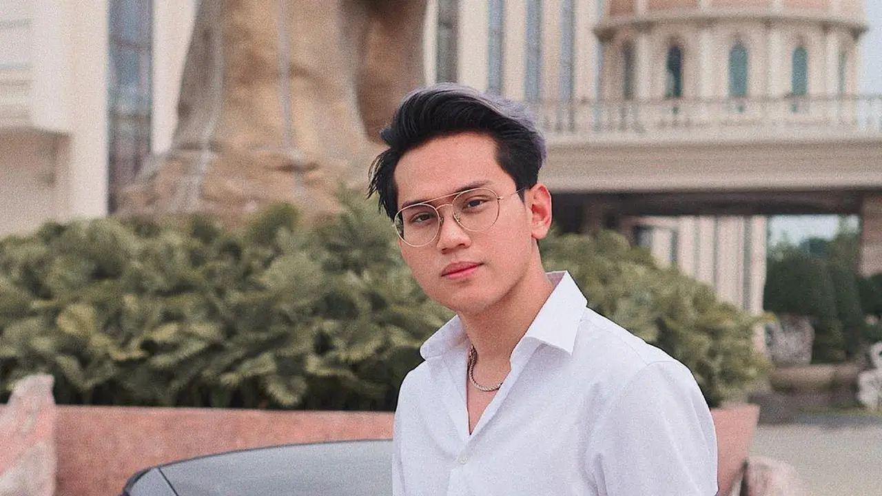 6 Potret Indra Kenz, Crazy Rich yang Kini Jadi Sorotan Warganet