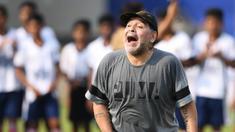 Legenda sepak bola, Diego Maradona, memberikan pelatihan kepada anak-anak di Barasat, Selasa (12/12/2017). Kunjungan ini dilakukan pria asal Argentina itu dalam rangkaian liburan. (AFP/Dibyangshu Sarkar)
