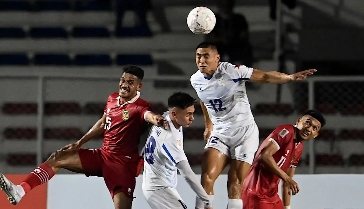 Pemain Timnas Indonesia, Ricky Kambuaya (kiri) berebut bola diudara dengan pemain Filipina, Amani Santos Aguinaldo dalam laga pamungkas Grup A Piala AFF 2022 yang berlangsung di Stadion Rizal Memorial, Manila. Filipina berhasil mencetak gol penghibur jelang akhir pertandingan. Sundulan Sebastian Rasmussen di menit ke-83 berhasil memperkecil ketertinggalan. (AFP/Jam Sta Rosa)