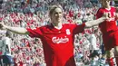 Striker Liverpool asal Spanyol, Fernando Torres merayakan golnya dalam laga Liga Premier kontra Tottenham di Anfield, 24 Mei 2009. AFP PHOTO/TONY SPENCER