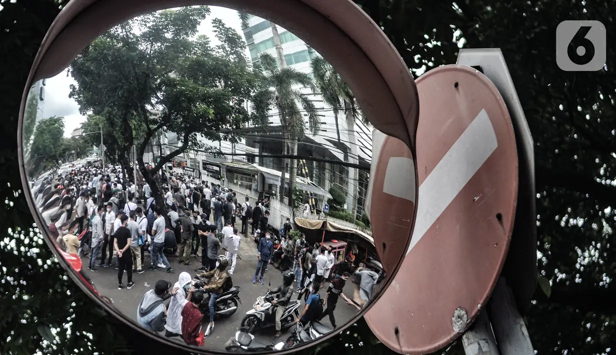 Pencari suaka menggelar unjuk rasa di depan kantor UNHCR, Jakarta, Senin (14/12/2020). Mereka meminta agar proses perpindahan ke negara tujuan dipercepat setelah adanya tiga orang pengungsi yang bunuh diri dalam dua minggu terakhir karena depresi. (merdeka.com/Iqbal Nugroho)