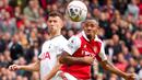 Pemain Tottenham Hotspur Ivan Perisic (kiri) berebut bola dengan pemain Arsenal Gabriel Jesus pada pertandingan sepak bola Liga Premier Inggris di Emirates Stadium, London, Inggris, 1 Oktober 2022. Arsenal menang 3-1. (AP Photo/Kirsty Wigglesworth)