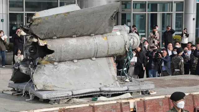 Puing-puing rudal yang diidentifikasi Kementerian Pertahanan Korsel sebagai rudal surface-to-air SA-5 milik Korea Utara dipamerkan di Seoul, Korea Selatan, Rabu, 9 November 2022. (Han Sang-kyun/Yonhap via AP)