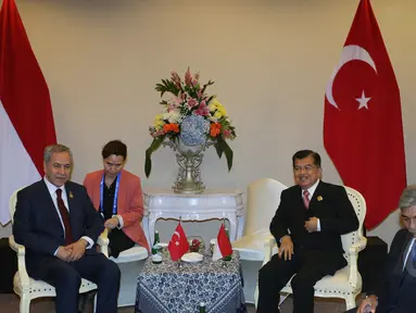 Wapres Jusuf Kalla (kanan) berbincang dengan Wakil PM Turki, Bulent Arinc dalam pertemuan Bilateral Konferensi Tingkat Tinggi (KTT) Asia Afrika 2015 di JCC, Kamis (23/4). Kedua negara membahas perdamaian di Timur Tengah. (Liputan6.com/Herman Zakharia)