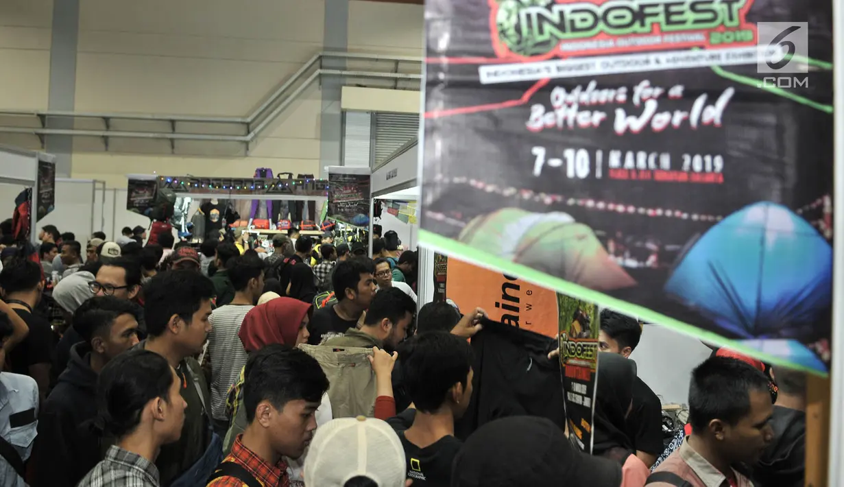 Kepadatan pengunjung saat menghadiri Indonesia Outdoor Festival (INDOFEST) 2019 di JCC Senayan, Jakarta, Kamis (7/3). Pameran tahunan INDOFEST menawarkan harga diskon hingga 70 persen. (Merdeka.com/Iqbal S Nugroho)