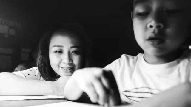 Potret Astrid Sartiasari Momong Anak (sumber: instagram/astridbasjar)