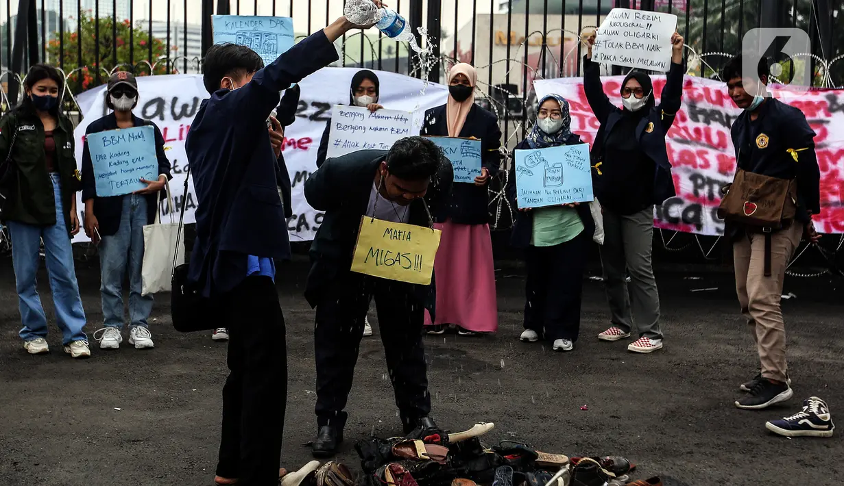 Mahasiswa melakukan aksi teatrikal di depan Gedung DPR/MPR RI, Jakarta Pusat, Jumat (9/9/2022). Demo tersebut untuk menolak kebijakan pemerintah menaikkan harga BBM. (Liputan6.com/Johan Tallo)