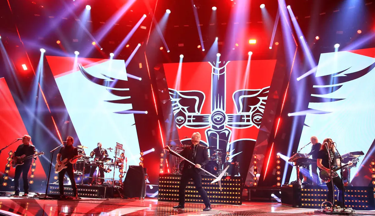 Penampilan Bon Jovi di atas panggung iHeartRadio Music Awards 2018 di Inglewood, California, (11/3). iHeartRadio Music Awards adalah sebuah penghargaan musik untuk musisi dunia yang lagunya didengar sepanjang tahun. (AFP Photo/Christopher Polk)